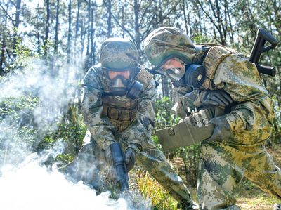 当“毒圈”来袭 防化兵如何实力“跑毒”，训练防毒面具成关键