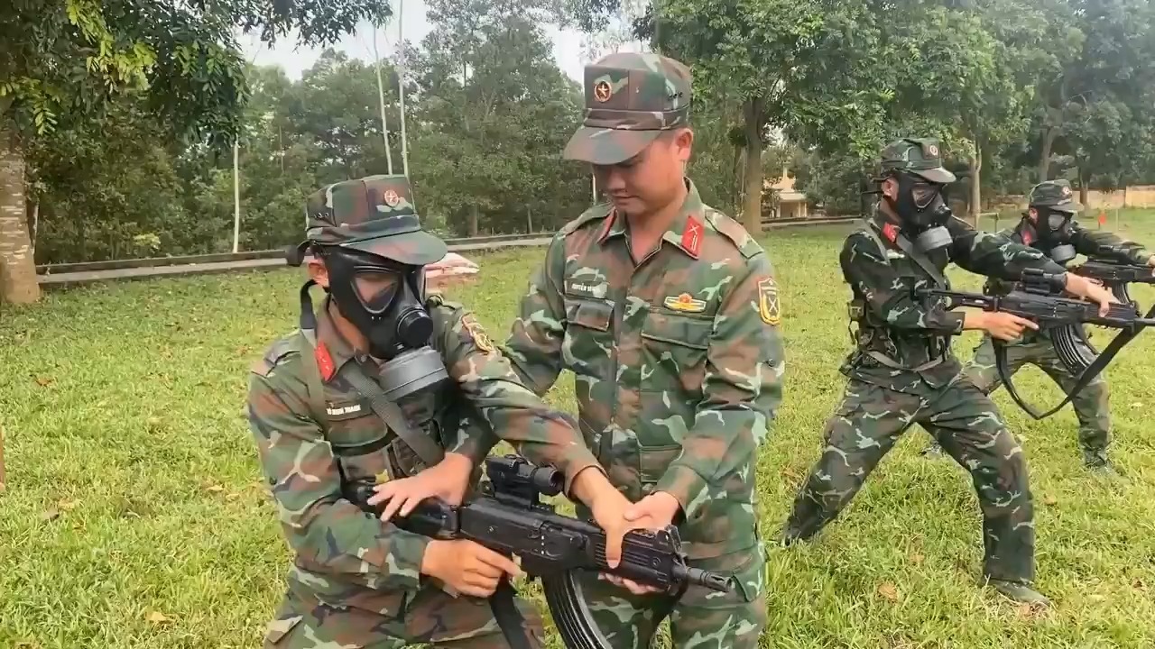 适应特殊环境 越南人民军展开戴防毒面具的近距离射击训练